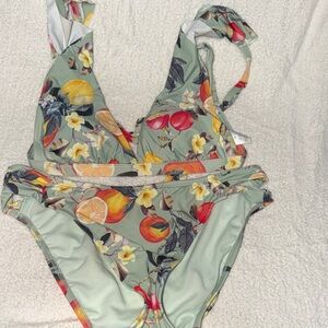 Kona Sol Bikini - Top Medium, Bottom Large